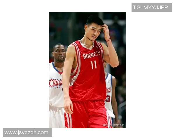 姚明在篮球场上的精彩瞬间与PS艺术作品的完美结合