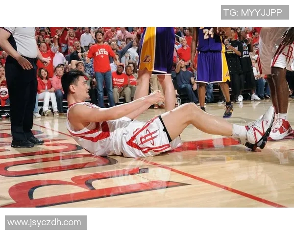 姚明与妻子携手走过岁月的点滴回忆与温馨生活分享